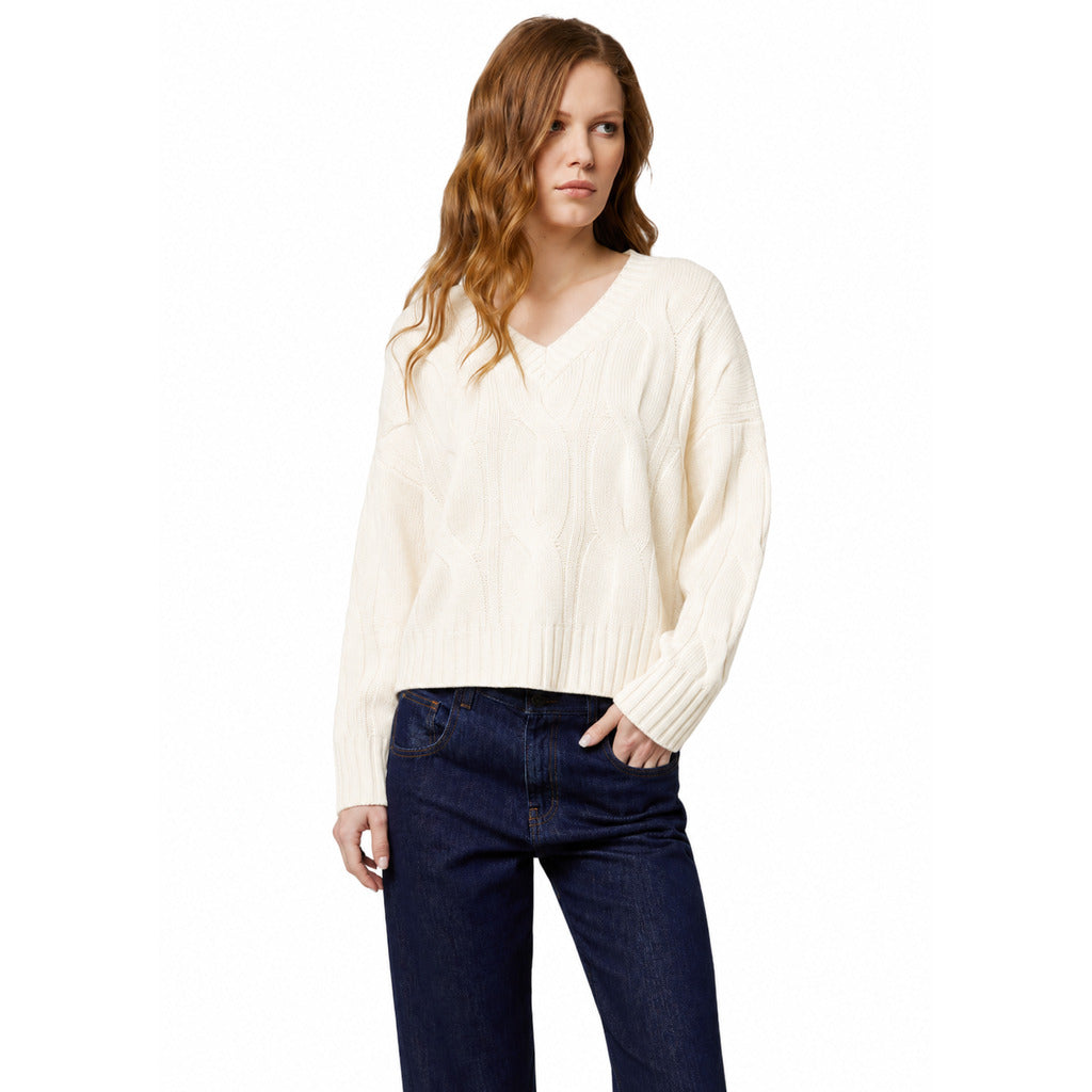 Alpha Studio Women's White Sweater